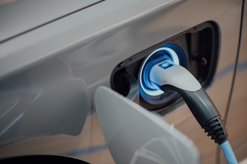 Elektrische auto aan de lader; de pseudo-eindheffing geldt alleen voor fossiele auto's van de zaak