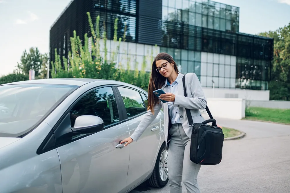 Medewerker reserveert een gedeelde leaseauto via de Klicq-app
